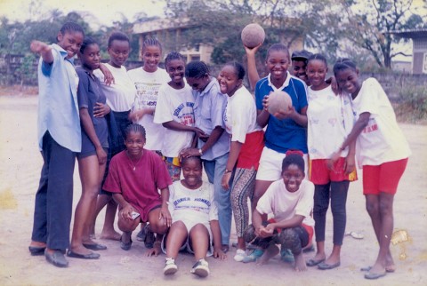 16 juin 1995 › L'équipe féminine de gymnastique de la classe de Rhode Makoumbou.