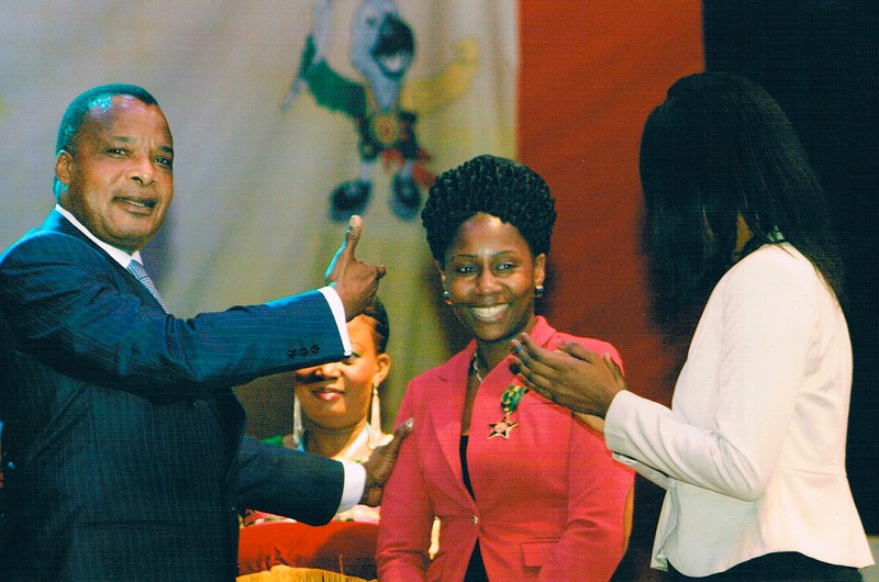 13 juillet 2013 › Le Président de la République Denis Sassou N'Guesso présente Rhode Makoumbou au public du Fespam (Festival Panafricain de Musique).