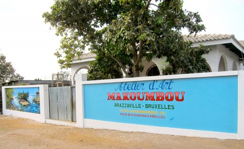30 augustus 2012 › Mur d'enceinte de la maison de Rhode Makoumbou.