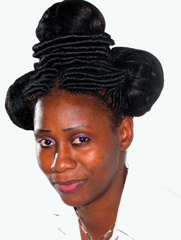 29 september 2013 › Peinture, sculpture et... coiffure ! Les trois passions de Rhode Makoumbou qui en effet se coiffe toujours elle-même.