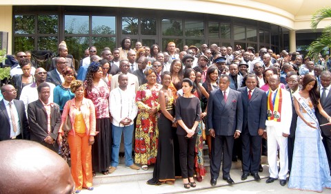 17 juli 2013 › Photo souvenir de la réception pour les artistes, rehaussée par la présence du Président de la République Denis Sassou N'Guesso.