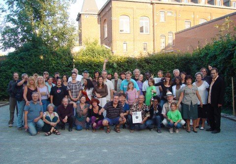 Photo-souvenir de tous les participants du tournoi de pétanque, remporté par l'équipe de Rhode Makoumbou