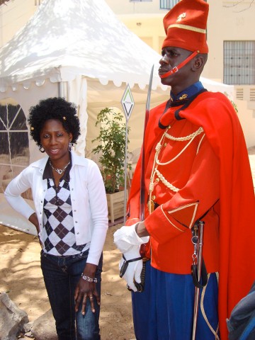Rhode Makoumbou à côté d'un membre de la garde d'honneur
