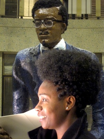 Rhode Makoumbou à côté de sa sculpture «Patrice Lumumba, le discours d'Indépendance du 30 juin 1960»