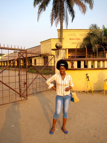 Rhode Makoumbou à l'entrée de son ancienne école, le «Lycée Technique 1er Mai»