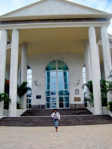 Rhode Makoumbou à l'entrée du Mémorial Savorgnan de Brazza