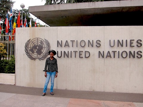 Rhode Makoumbou à l'entrée du siège des Nations Unies