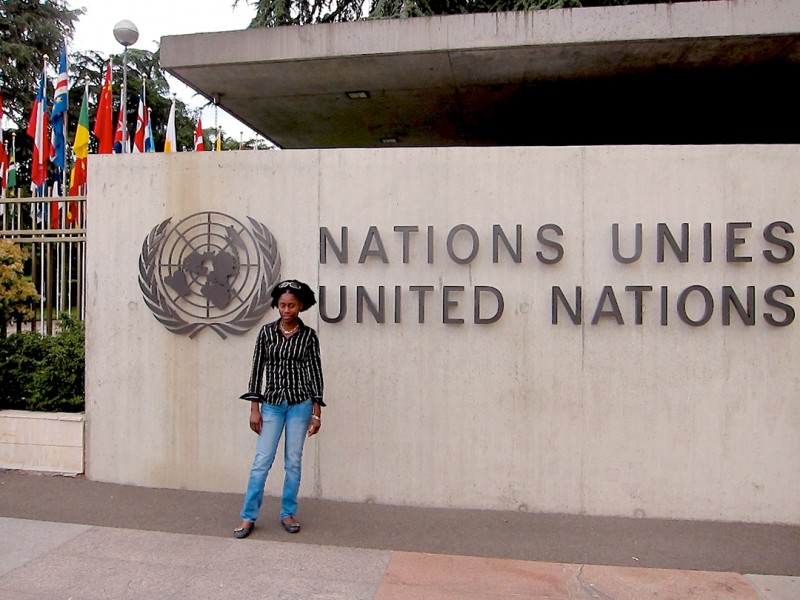 28 mai 2010 › Rhode Makoumbou à l'entrée du siège des Nations Unies.