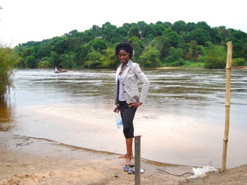 16 mai 2009 › Rhode Makoumbou au bord de la rivière du Djoué.