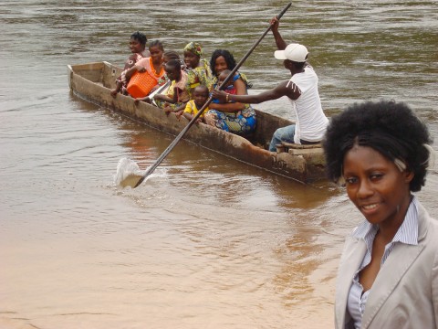 16 mei 2009 › Rhode Makoumbou au bord de la rivière du Djoué, dans le quartier de Mansimou.