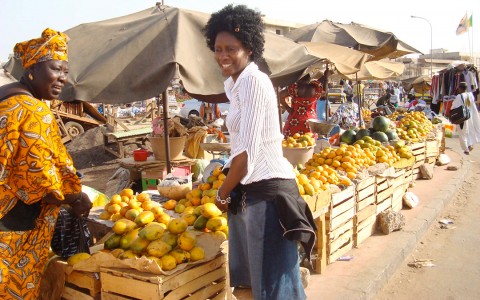 Rhode Makoumbou au marché de Dakar