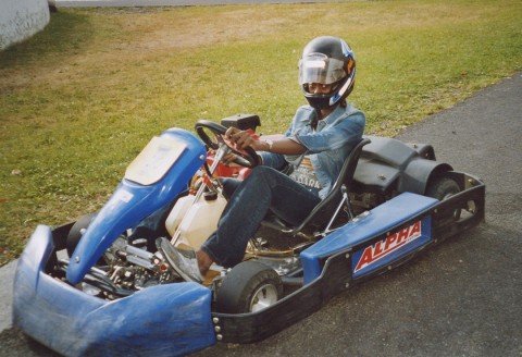 Rhode Makoumbou au volant d'un karting