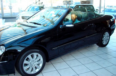 12 janvier 2008 › Rhode Makoumbou dans le showroom du concessionnaire Mercedes de Düren.