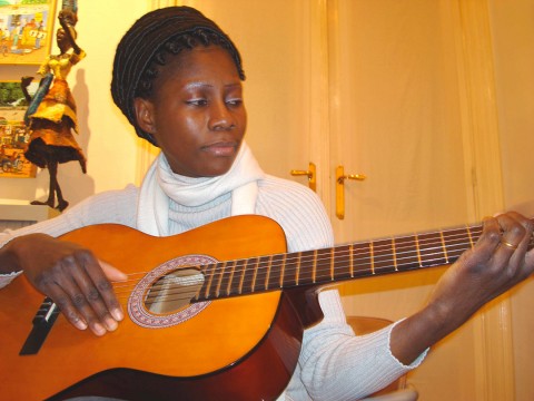 Rhode Makoumbou dans un moment de détente à la guitare
