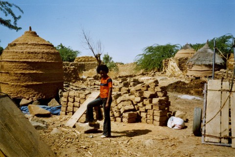 Rhode Makoumbou dans un village au Niger