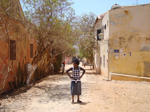 12 mei 2008 › Rhode Makoumbou dans une rue sur l'Île de Gorée.