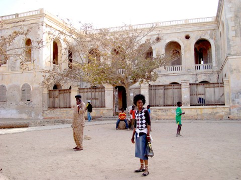 Rhode Makoumbou devant l'ancien palais du gouverneur français