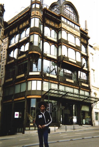 16 september 2005 › Rhode Makoumbou devant le Musée des Instruments de Musique.