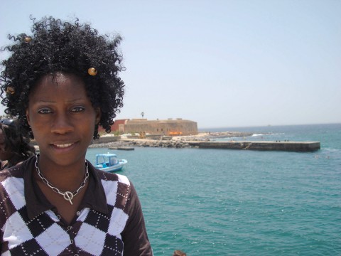 Rhode Makoumbou devant le port de l'Île de Gorée