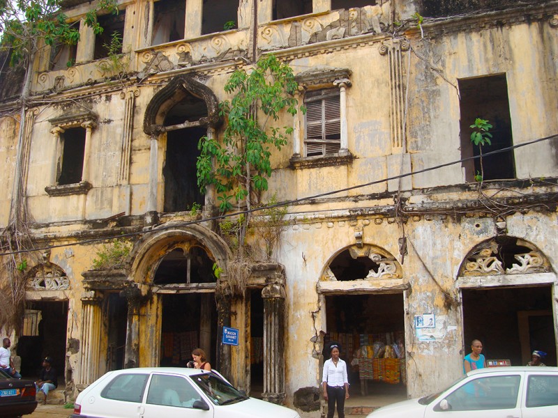 02 novembre 2008 › Rhode Makoumbou devant une maison coloniale en ruine située à Grand-Bassam.