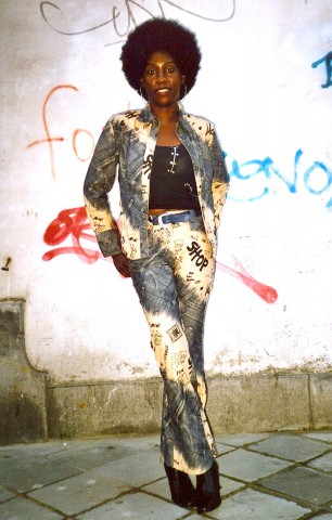 20 december 2004 › Rhode Makoumbou en mode rétro des années 70.