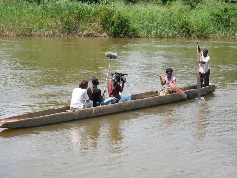 Rhode Makoumbou en pirogue sur la rivière Le Djoué, pendant le tournage du film «Ntinta (Couleur)» de Jean-Marc Poaty