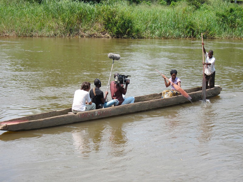 11 janvier 2010 › Rhode Makoumbou en pirogue sur la rivière Le Djoué, pendant le tournage du film «Ntinta (Couleur)» de Jean-Marc Poaty.