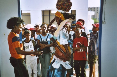 08 décembre 2005 › Rhode Makoumbou en pleine discussion avec des lycéens nigériens.