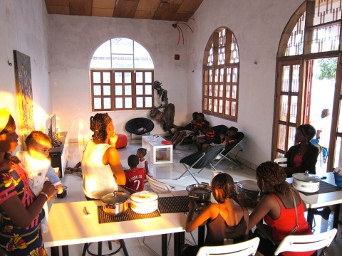 21 augustus 2012 › Rhode Makoumbou en réunion de famille et d'amis.