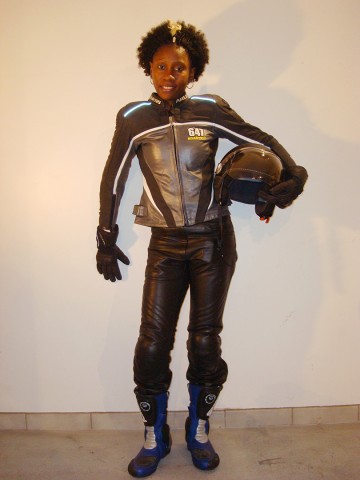 08 avril 2009 › Rhode Makoumbou en tenue de motarde.