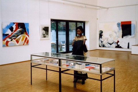 17 september 2005 › Rhode Makoumbou en visite à l'exposition du peintre belge Roger Somville.