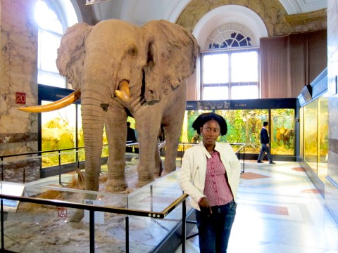 Rhode Makoumbou en visite au musée de Tervuren