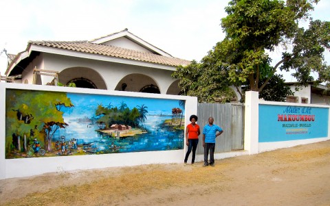 30 augustus 2012 › Rhode Makoumbou et son père, le peintre David Makoumbou.