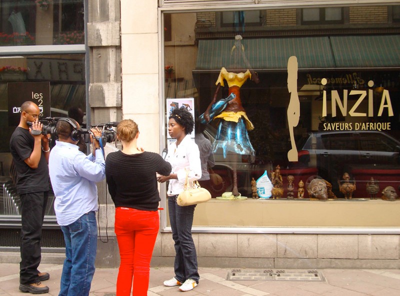 31 mai 2008 › Rhode Makoumbou face à l'équipe de TV Brussel, devant le restaurant congolais Inzia.
