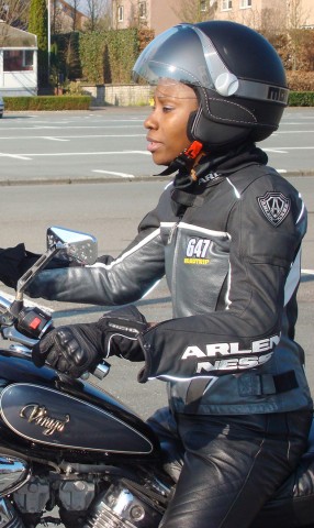 02 avril 2009 › Rhode Makoumbou fort déterminée avant le premier départ sur sa Yamaha  Virago 535.