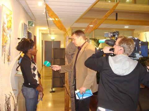 Rhode Makoumbou interviewée par le journaliste de télé Stephan Pesch (BRF)