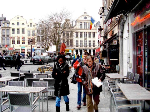 Rhode Makoumbou, le cameraman Hervé Baraduc et le journaliste Christian Lagauche dans le centre-ville de Bruxelles