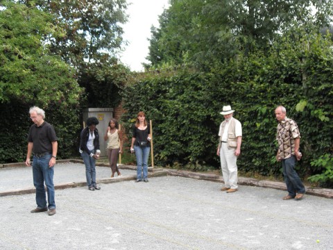 30 août 2009 › Rhode Makoumbou participant à un tournoi de pétanque.