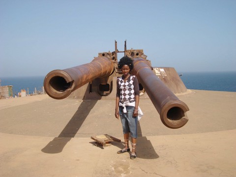 Rhode Makoumbou sur l'Île de Gorée, devant les anciens canons français