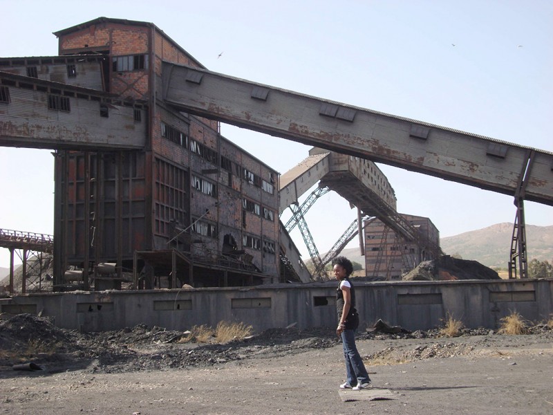 28 juillet 2008 › Rhode Makoumbou sur le site d'une ancienne mine de charbon fermée en 2001.