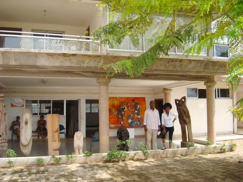 Visite de Rhode Makoumbou au Musée Municipal d'Art Contemporain de Cocody