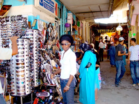 31 juillet 2008 › Visite de Rhode Makoumbou au souk de la vieille médina.