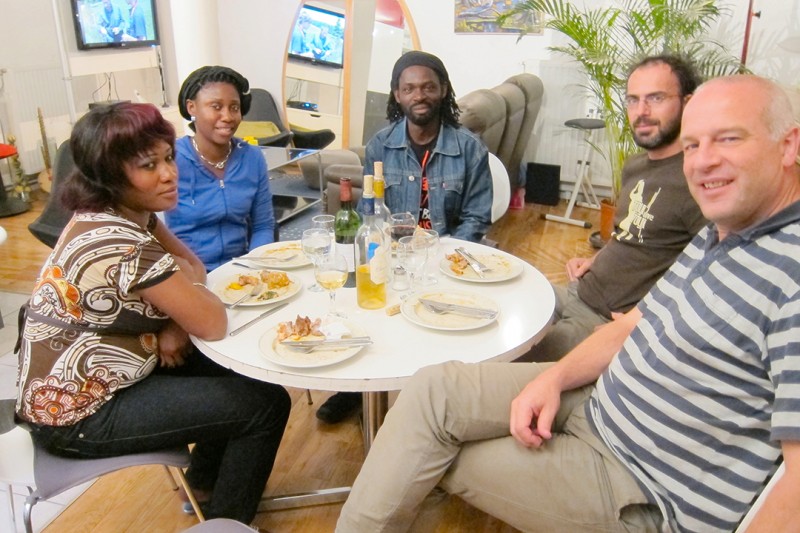 01 juli 2011 › Autour d'un repas d'amis : Fayila Boendi, Rhode Makoumbou, Freddy Tsimba, Dirk Vercruysse et Guy Forsbach.