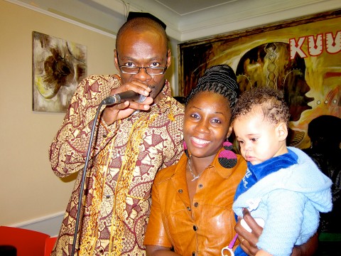 05 octobre 2012 › Dread Litoko (Webconcepteur et Webdéveloppeur de ce site) et Rhode Makoumbou (portant son fils Quentin).