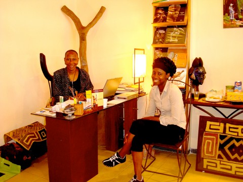 31 octobre 2008 › Emilienne Anikpo N'Tamé (directrice de la «Galerie Le Dompry») et Rhode Makoumbou.