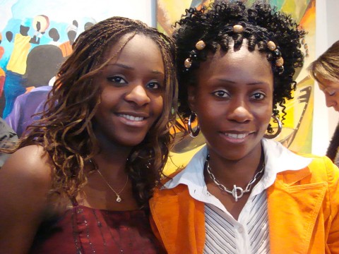 04 juin 2008 › Grâce Itoua (Les Dépêches de Brazzaville) et Rhode Makoumbou à l'exposition de l'École de Poto-Poto.