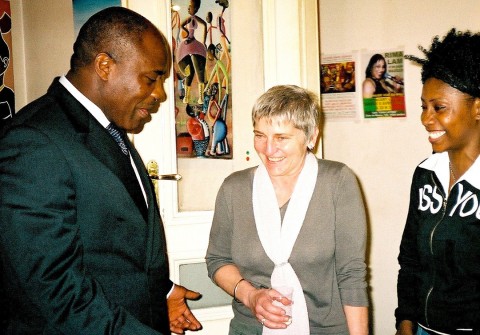 31 mars 2006 › Jacques Obia (Ambassadeur du Congo-Brazzaville), Monique Blangy (organisatrice d'exposition) et Rhode Makoumbou.
