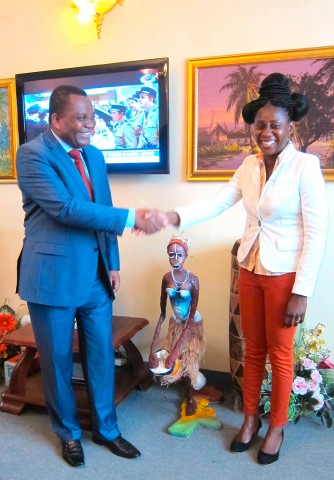 25 september 2013 › Jean-Claude Gakosso remercie Rhode Makoumbou pour son cadeau : la sculpture «Ambiance au Fespam».