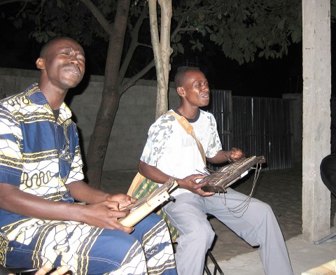25 août 2010 › Jean-François Nkeritila et Michel Nkouka en train d'animer une soirée dans la demeure de Rhode Makoumbou à Mansimou (Brazzaville).