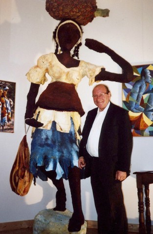 14 juli 2007 › Jean-Pierre Van Langenhove à côté d'une des oeuvres de sa collection «La porteuse de régime de noix de palme».
